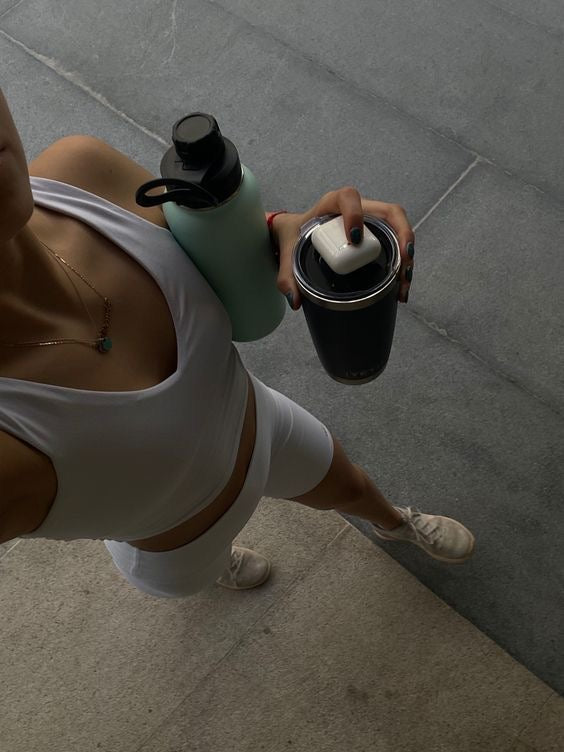 Person njuter av Heey! veganskt proteinpulver efter träning för återhämtning.