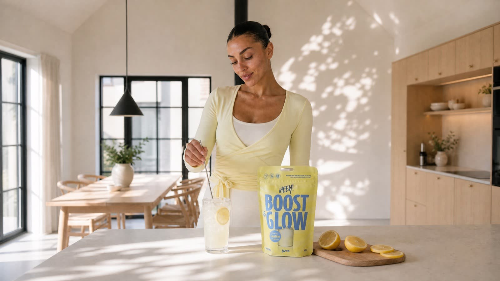 Kvinna tränar Pilates Reformer med Heey! Boost & Glow kreatin Lemon, vegansk kreatin för kvinnor